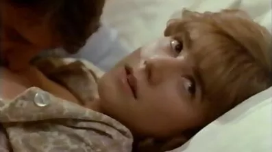 Brunett och rödhårig gå svensksexfilm av med styvbror.