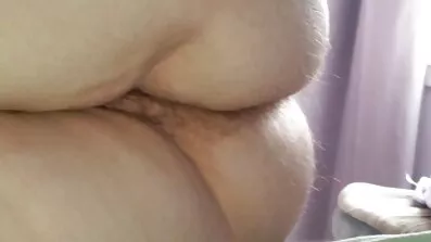 Myopisk suger med svenska privata sexfilmer glasögon och sväljer säd.