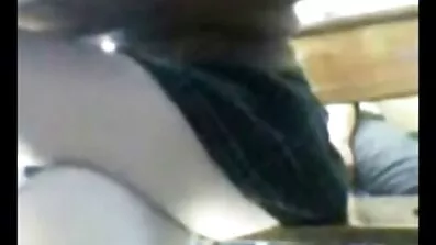 Han fuskar på sin fru med amatör sexfilmer sin flickvän.