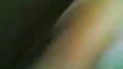 Knullar en tik nya sexfilmer på en pipig säng.