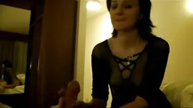 Hon ger sin man en avsugning. svensksexfilm