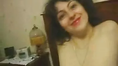 De nya sexfilmer stönar från massagerapporten.