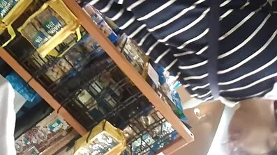 Tre flickvänner hittade en väska full gratis sexfilmer av dildos.