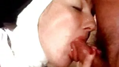 Lesbiska resenärer gör kullerbyttor med en svart gratis svenska sexfilmer man på ett vandrarhem.