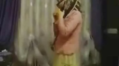 Den mörkhåriga äldre sex film horen suger frenetiskt en mans kuk och får sperma stänkt på hennes ansikte.
