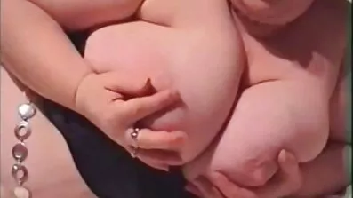 Flickan rider kuk i en Georgisk Rövhål. sexfilmer mogna damer