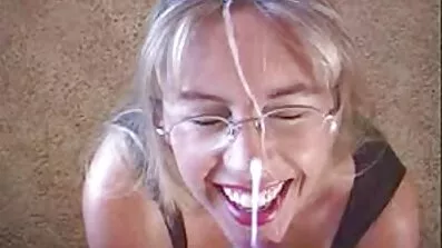 Tjejer har sexfilmer äldre damer sex med strapon.