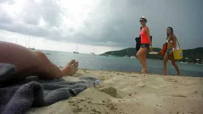 Trader fucks rödhårig Scarlett Mae nya sexfilmer på bordet.