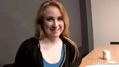 Chloe Baile scopare sexfilmer får sin rakade fitta knullad.