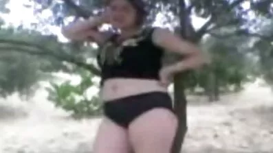 Katana sexfilmer gratis erbjuder sex till killen så att han inte stör.