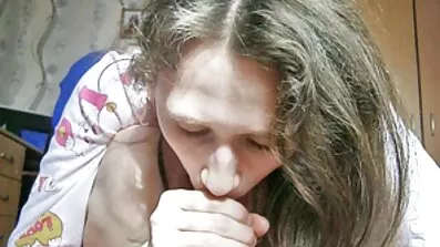 Modell onanerar svenska amatör sexfilmer i naturen.
