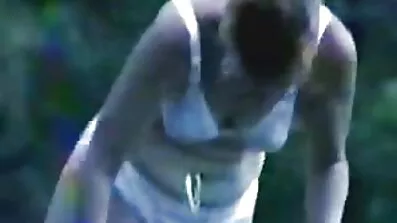 Se bruna brunett slickar hennes sex film äldre fitta och sitter på hennes ansikte.