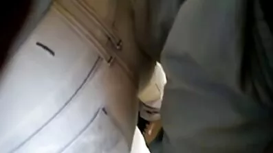 Lesba knullade sex film äldre på soffan istället för tråkig klämma.