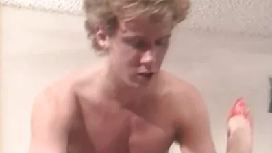 Han onanerar på en busty flicka i duschen och sedan amatör sexfilmer har sex med henne.