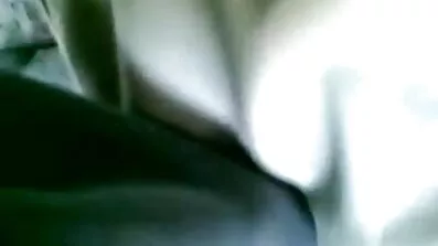 Brunetter gnuggar mot varandra. sexfilmer med äldre kvinnor