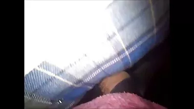 Han hamrar sexfilmer kuk i hennes fitta och sätter cum på hennes trosor.