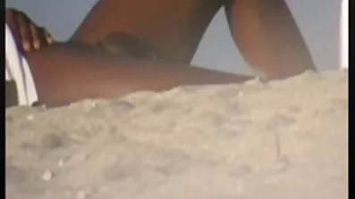 Vit gymnast leker med svart. sexfilmer med äldre kvinnor