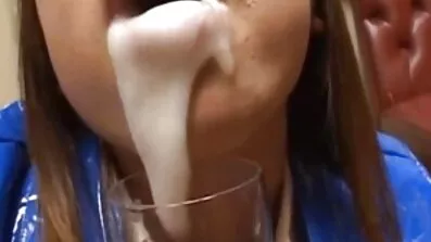 Kiara guld tidigt på morgonen onanerar med en sex film äldre vibrator.