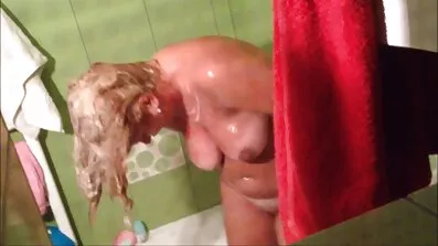 Två fri sexfilmer knulla flickan på soffan genom att skjuta hennes trosor.
