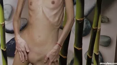 Han sticker amatör sexfilmer i hålet och kissar.