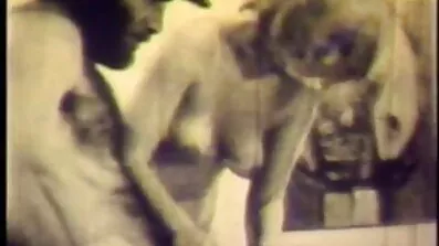 Ung kvinna onanerar efter sexfilmer med äldre kvinnor selfie.