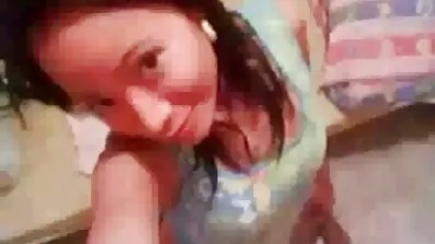 Hon har sex gratis svenska sexfilmer med en gift man under julgranen.