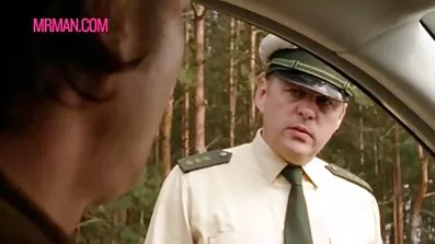 Hon ger en avsugning nya sexfilmer i trädgården.