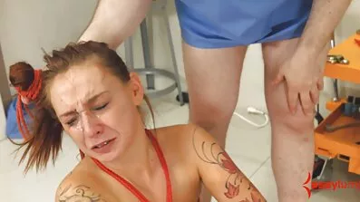 Vacker tjej knullar för första gången med den unga grannen i hennes sovrum. sexfilmer med äldre kvinnor