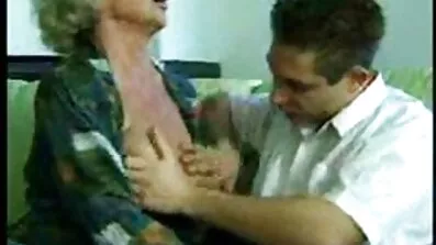 Gammal svenska amatör sexfilmer lockar naiv tjej för Lesbisk Kul.