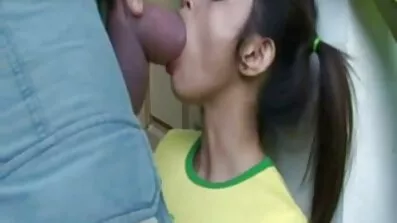 Flickan är förtjust sexfilmer med äldre damer i att ha sex med en seriös man.